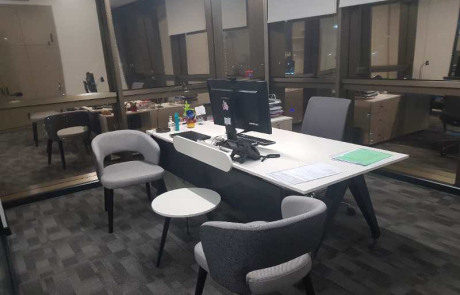 ASUS ofis fit-out uygulaması idari işler müdür odası; cam cephesi olan, sade masa ve iki ziyaretçi koltuğu içeren modern iç mekân