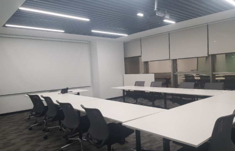 ASUS ofis fit-out uygulama örneklerinden biri olan konferans odası; U düzenli masa sistemi, projeksiyon perdesi ve blackout stor perdelerle donatılmış çok amaçlı toplantı alanı