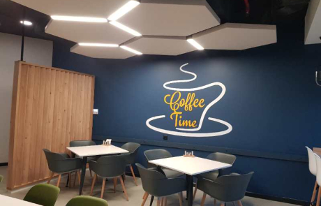 ASUS Türkiye ofisi iç mimari tasarımı kapsamında Modern ofis kafe alanında grafik duvar uygulaması, tasarım aydınlatmalar ve rahat sandalye-masa oturma düzeni