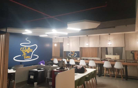 ASUS Türkiye ofisi iç mimari projesinde yer alan sosyal alan; "Coffee Time" temalı mutfak köşesi, bar tipi oturma düzeni ve sıcak aydınlatmalar