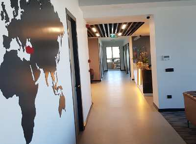 ASUS ofis fit-out uygulama örneklerinden biride global marka imajı yansıtan ofis koridorudur.Beyaz duvar üzerinde dünya haritası grafiği ve spot aydınlatma ile tasarlanmış