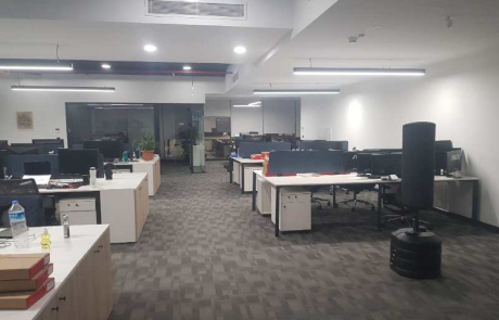 ASUS açık ofis masa yerleşimi yapılan alanlardan birisi de operasyon alanıdır. Operasyon alanında modern açık ofis düzeni, masa grupları ve doğrusal tavan aydınlatmaları