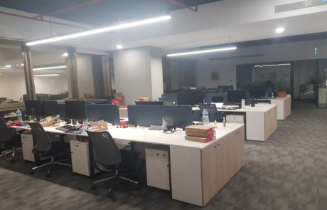 ASUS Türkiye ofisi iç mimari fit-out projesi kapsamında, kurumsal ofiste operasyon ekibi için planlanmış sade ve fonksiyonel açık ofis masa yerleşimi yapıldı