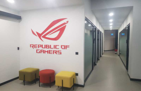 ASUS Türkiye ofisi iç mimari tasarımı kapsamında Republic of Gamers logolu koridor alanı; duvar yazısı ve renkli puf oturma birimleriyle