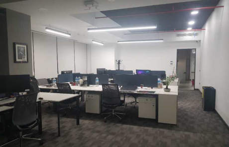 ASUS Türkiye ofisi iç mimari fit-out projesi kapsamında servis alanında, kurumsal ofiste çoklu çalışma alanlarıyla modern masa düzeni ve doğal ışık uyumu