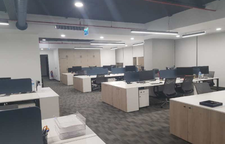 ASUS açık ofis masa yerleşimi yapılan alanlardan birisi de sistem bölümüdür. Kullanıma hazır sistem departmanı ofisinde fonksiyonel masa yerleşimi, depolama alanları ve LED aydınlatmalar