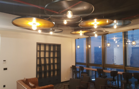 ASUS ofis fit-out uygulama örneğiolarak, sosyal alanda tavan aydınlatmaları, bar tipi oturma düzeni ve modern iç mimari detaylar