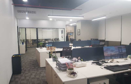 ASUS Türkiye ofisi iç mimari fit-out projesi kapsamında servis alanında, kurumsal iç mimaride kullanılan çağdaş ofis yerleşimi ve masa sistemleri