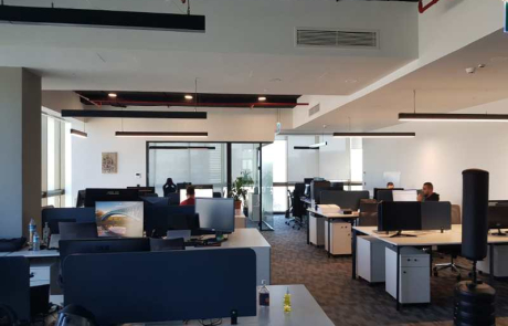 ASUS Türkiye ofisi iç mimari fit-out projesi kapsamında, operasyon alanında modern iç mimari ofis tasarımı uygulaması ve fonksiyonel masa düzeni