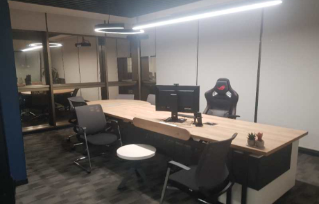 Modern ofis Yönetici odasında ergonomik koltuk, Lineer LED aydınlatma ve doğal ahşap masa detayıyla kurumsal ofis tasarımı
