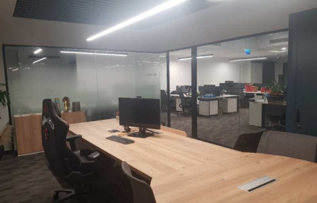ASUS Türkiye ofisi iç mimari tasarımı yönetici odası, cam bölmeli ve ahşap masa detaylı modern ofis alanı