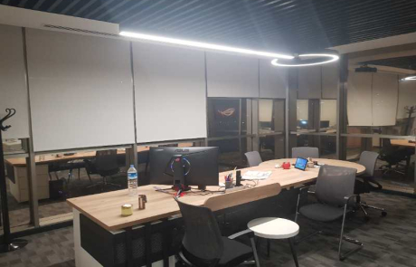 ASUS Türkiye ofisi iç mimari tasarımı kapsamında, sistem bölümünde ülke müdürü için tasarlanmış cam bölmeli yönetici odası ve Lineer LED aydınlatmalı masa