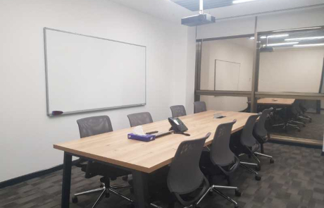 ASUS ofis fit-out uygulama örneklerinden biri olan toplantı odası, modern toplantı alanı; tasarımı projeksiyon cihazı, sunum tahtası ve fonksiyonel mobilyalarla donatılmış kurumsal ofis odası