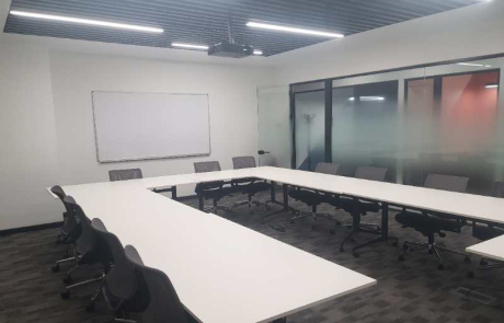 ASUS ofis fit-out uygulama örneklerinden biri olan Konferans odası, eğitim ve sunumlara uygun modern toplantı odası; geniş masa yerleşimi, cam duvarlar ve teknoloji destekli altyapı