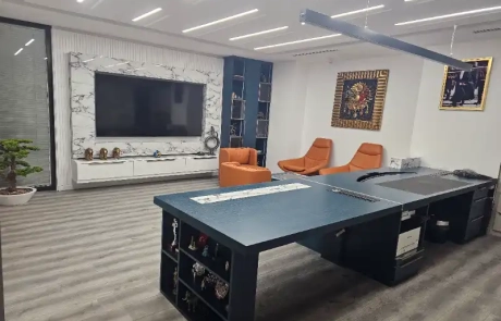 TV asansör sistemli özel üretim masa,mermer görünümlü tv ünitesi ve LED aydınlatmalı modern yönetici ofisi