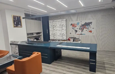 Özel üretim doğal ahşap masa, mermer desenli cam detaylı duvar ve deri koltuklarla modern yönetici ofisi